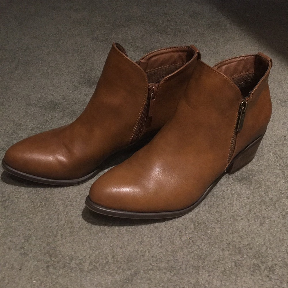 BRECKELLE’S brown booties
